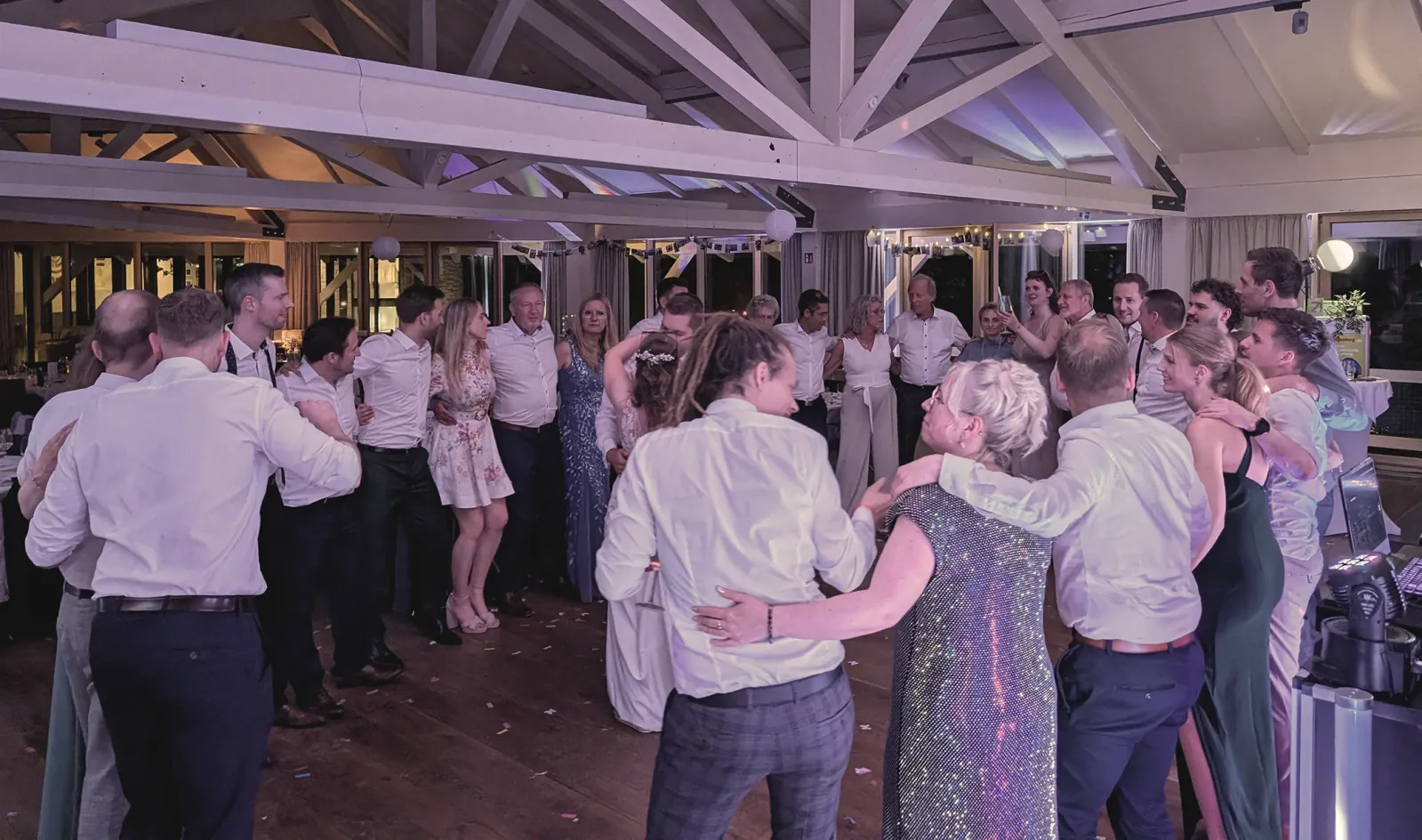 Volle Tanzfläche mit Hochzeits DJ Andre Henze